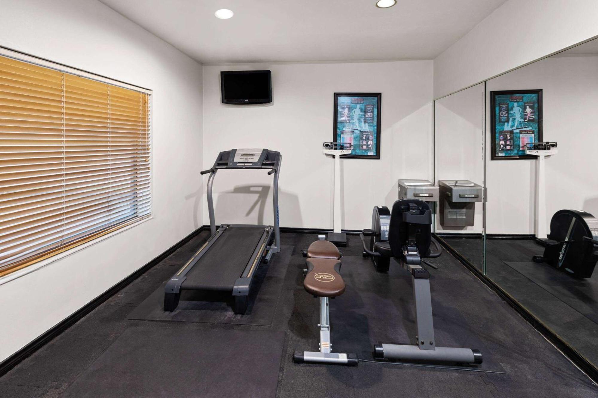 Baymont By Wyndham Houston Brookhollow Exterior foto