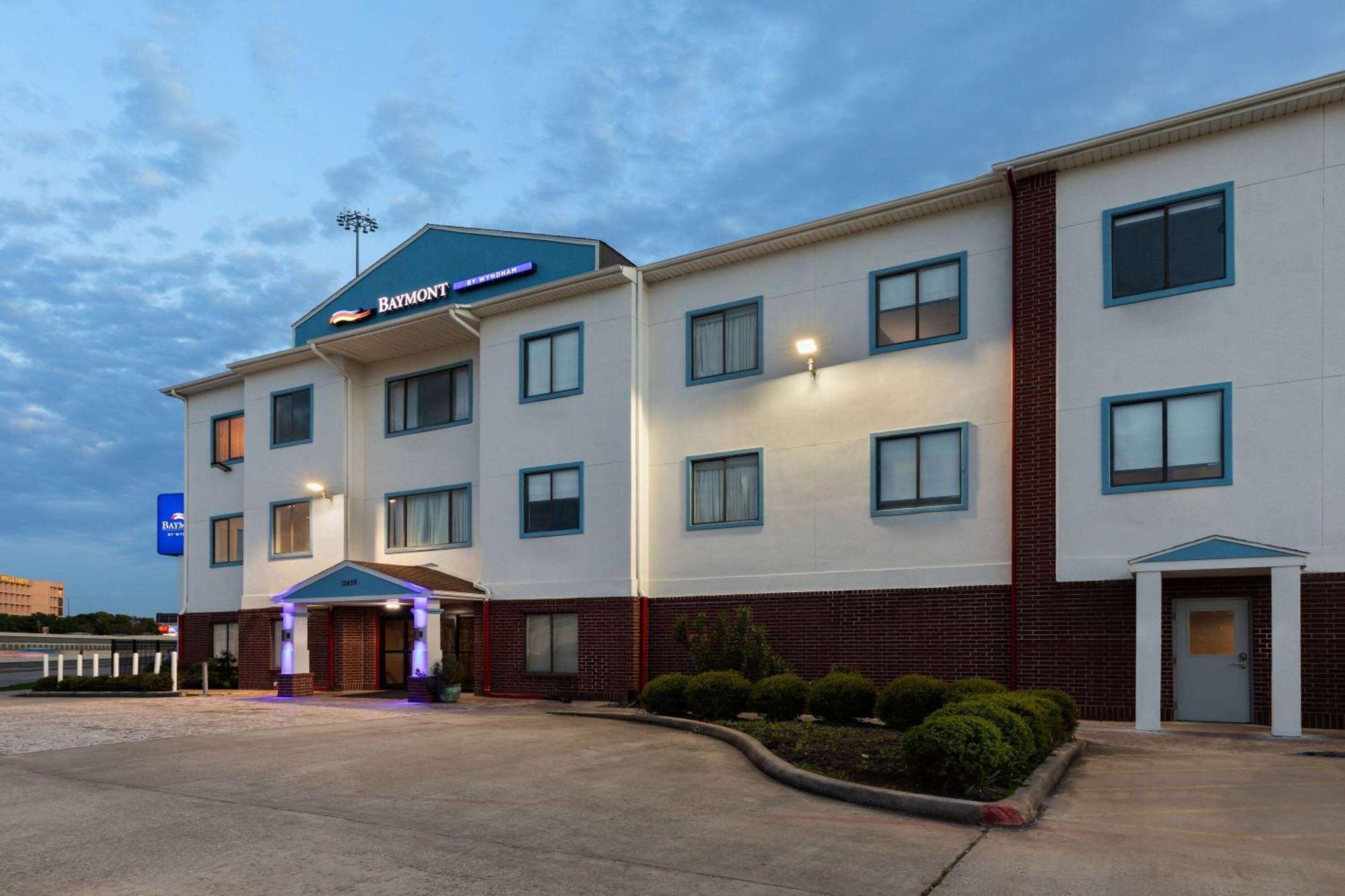 Baymont By Wyndham Houston Brookhollow Exterior foto