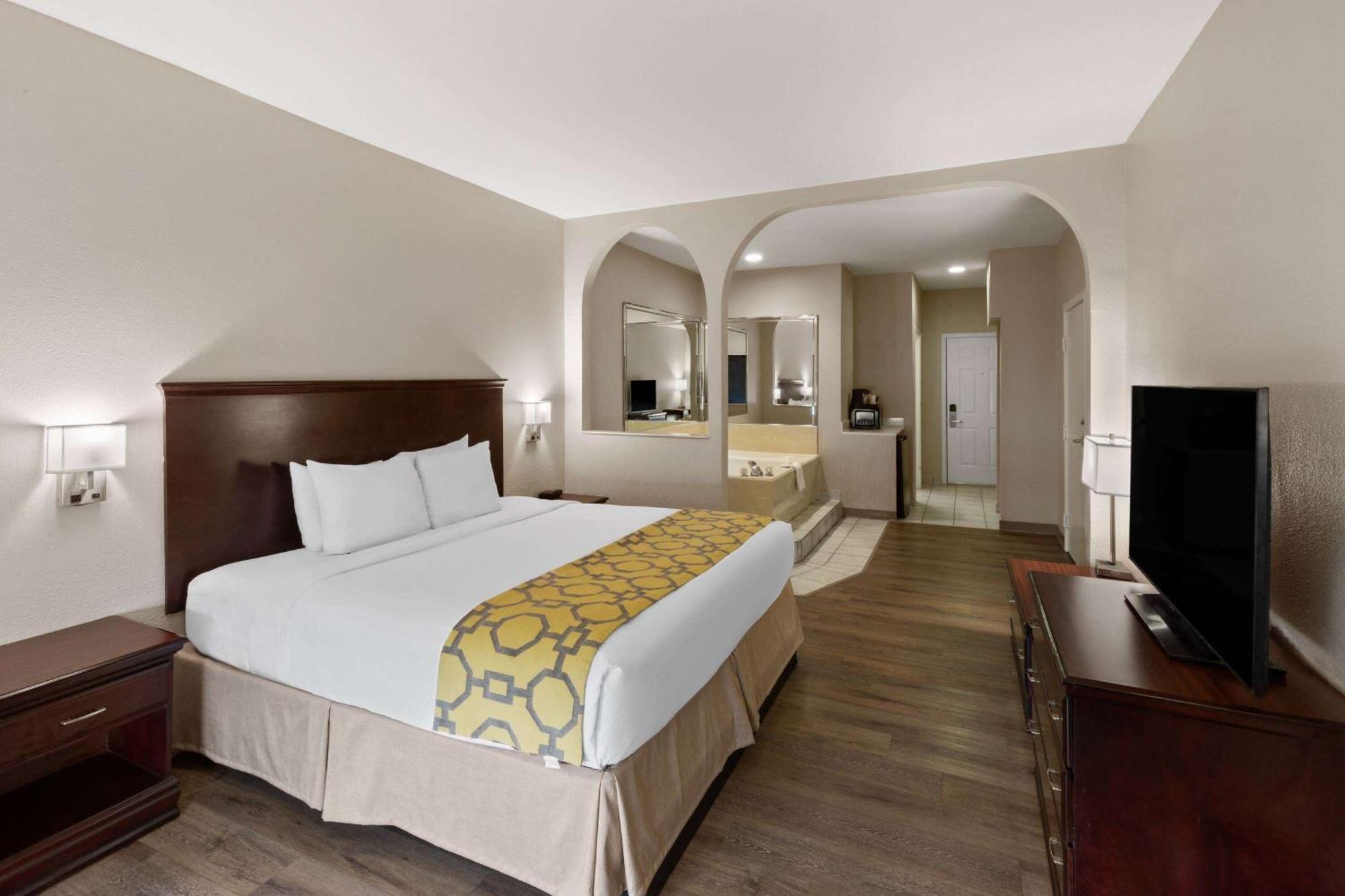 Baymont By Wyndham Houston Brookhollow Exterior foto